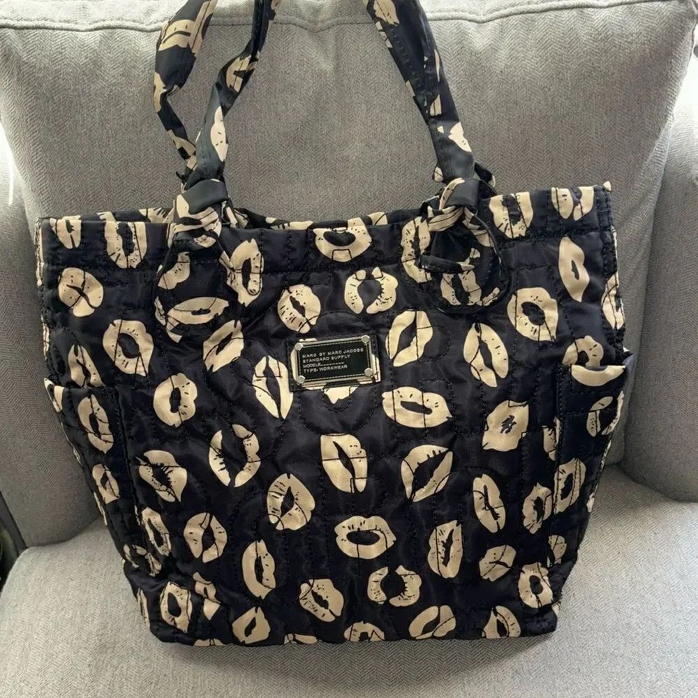 MARC BY MARC JACOBS WORKWEAR LIPS BLACK & CREAM QUILTED NYLON TOTE BAG - Picture 2 of 4